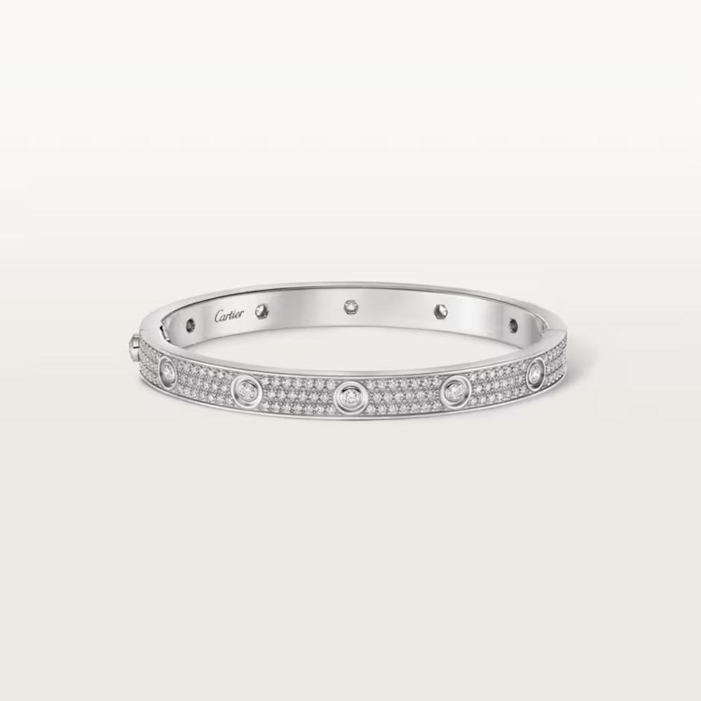 Xen giữa hai thiết kế Juste un Clou là mẫu LOVE Bracelet phiên bản pavé bằng vàng trắng 18K, nạm 216 viên kim cương tổng trọng lượng 3,15 carat.