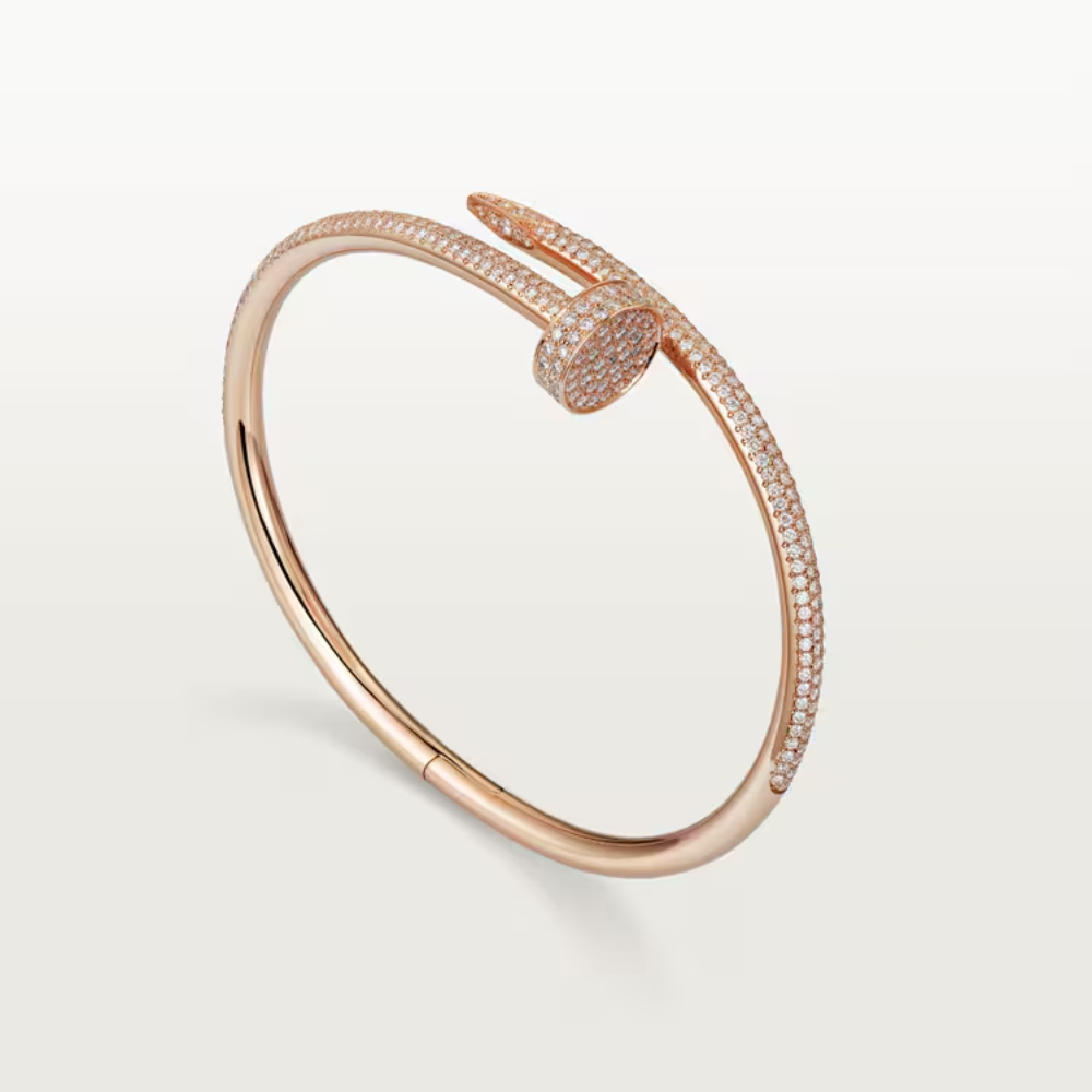 Tiếp theo, cô chọn Juste un Clou - phiên bản cổ điển bằng vàng trắng 18K, đính 374 viên kim cương cắt brilliant với tổng trọng lượng 2,26 carat.