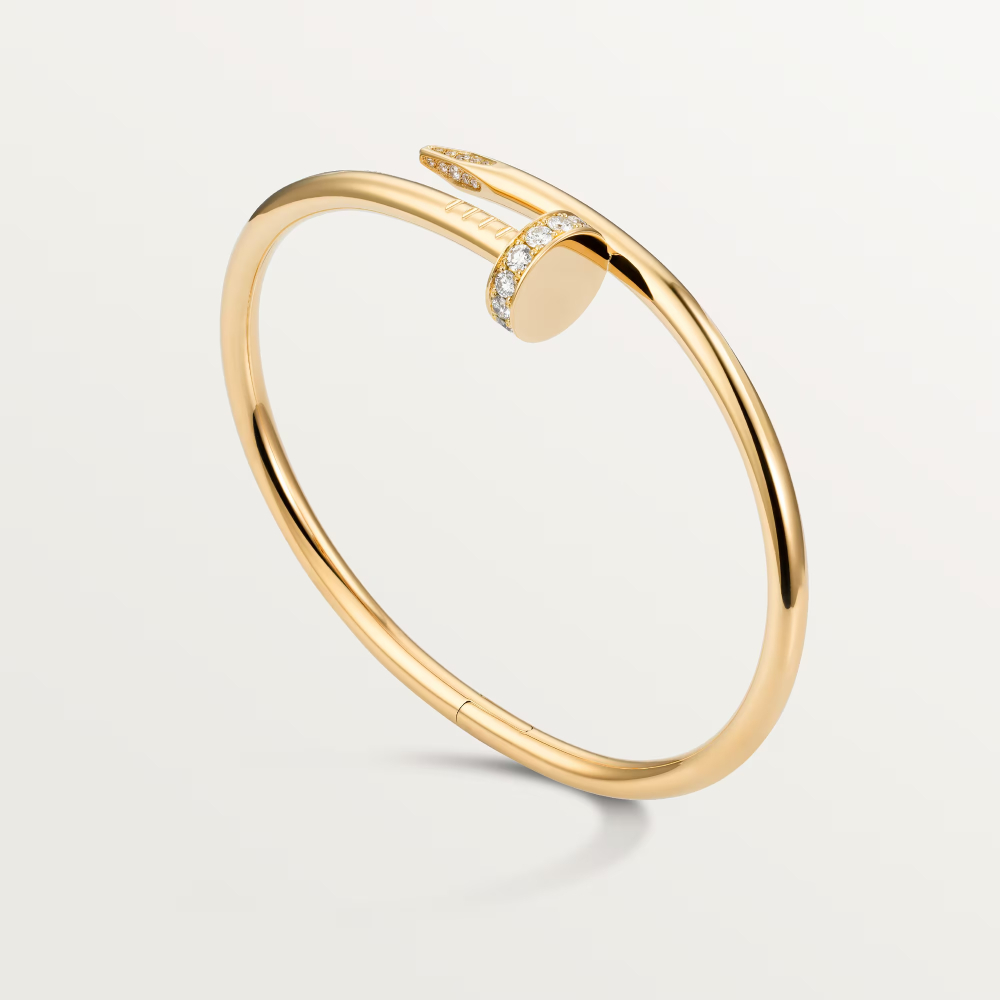 Hoàn thiện set phụ kiện là chiếc Juste un Clou bằng vàng 18K, đính 32 viên kim cương tổng trọng lượng 0,58 carat.