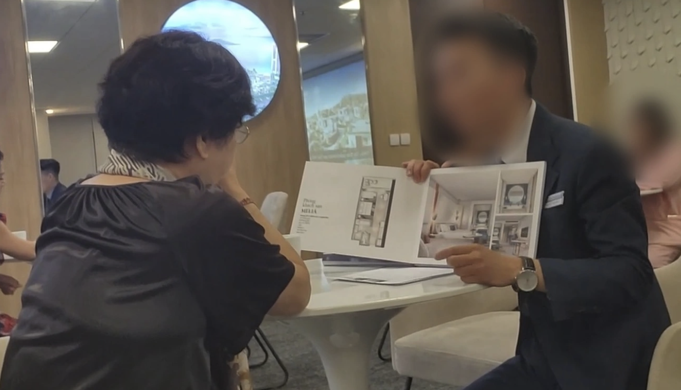 Một khách hàng được nhân viên tư vấn về hợp đồng kỳ nghỉ. Ảnh: VTV Đặc biệt
