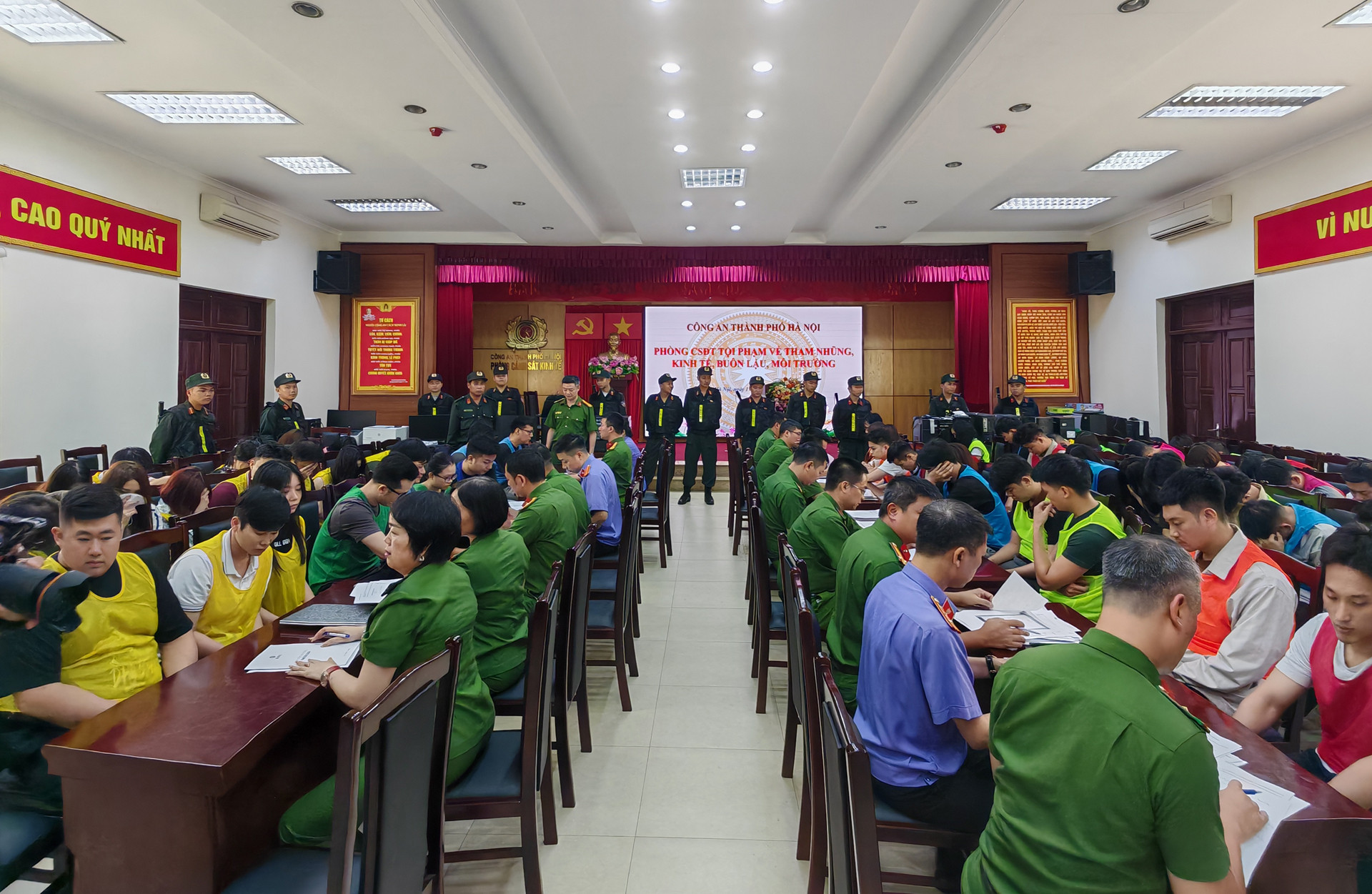 Các bị can liên quan vụ án bị công an bắt giữ. Ảnh: CACC