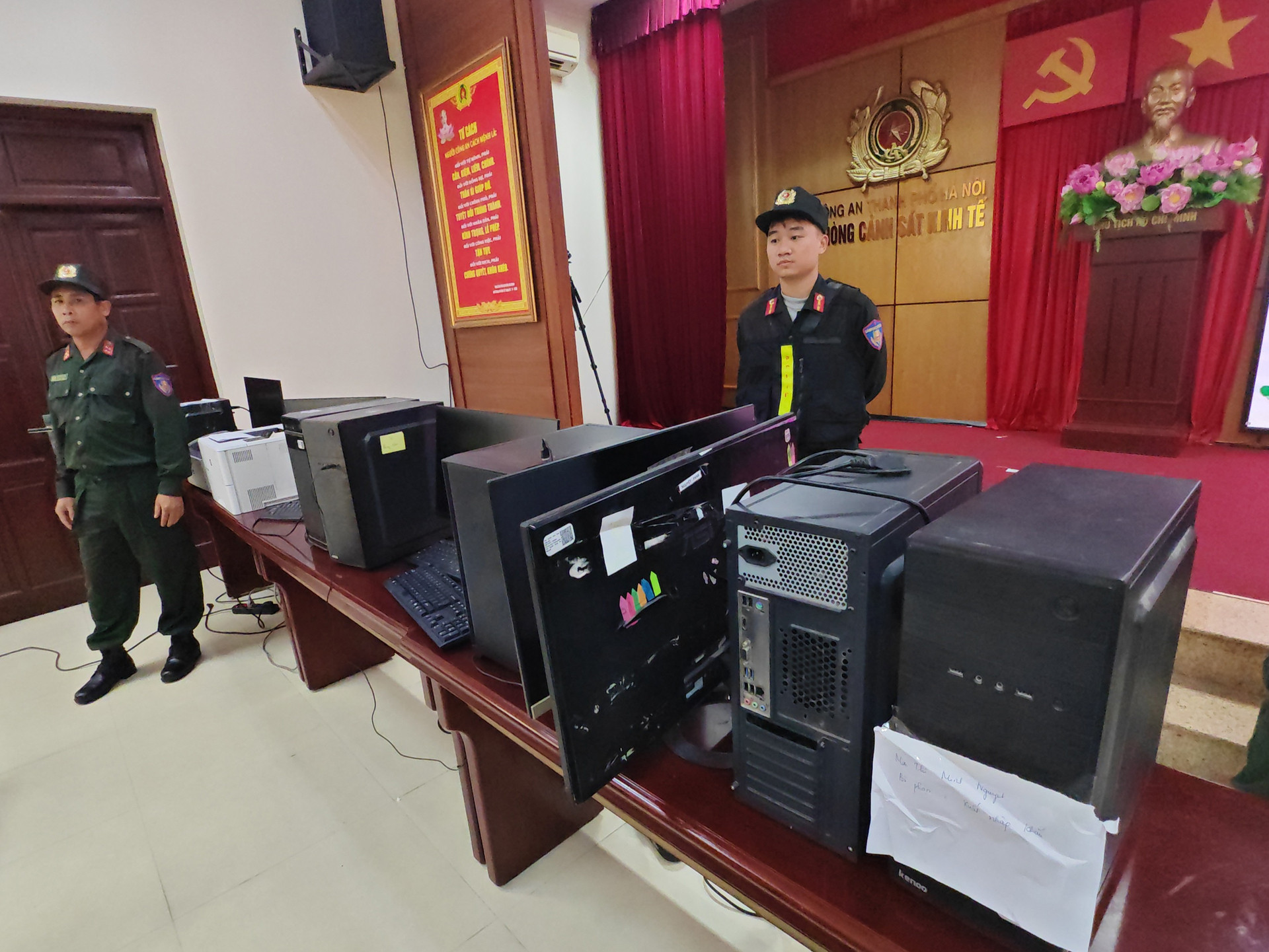 Hồ sơ, tài liệu liên quan hoạt động sở hữu kỳ nghỉ được cơ quan điều tra thu giữ. Ảnh: CACC