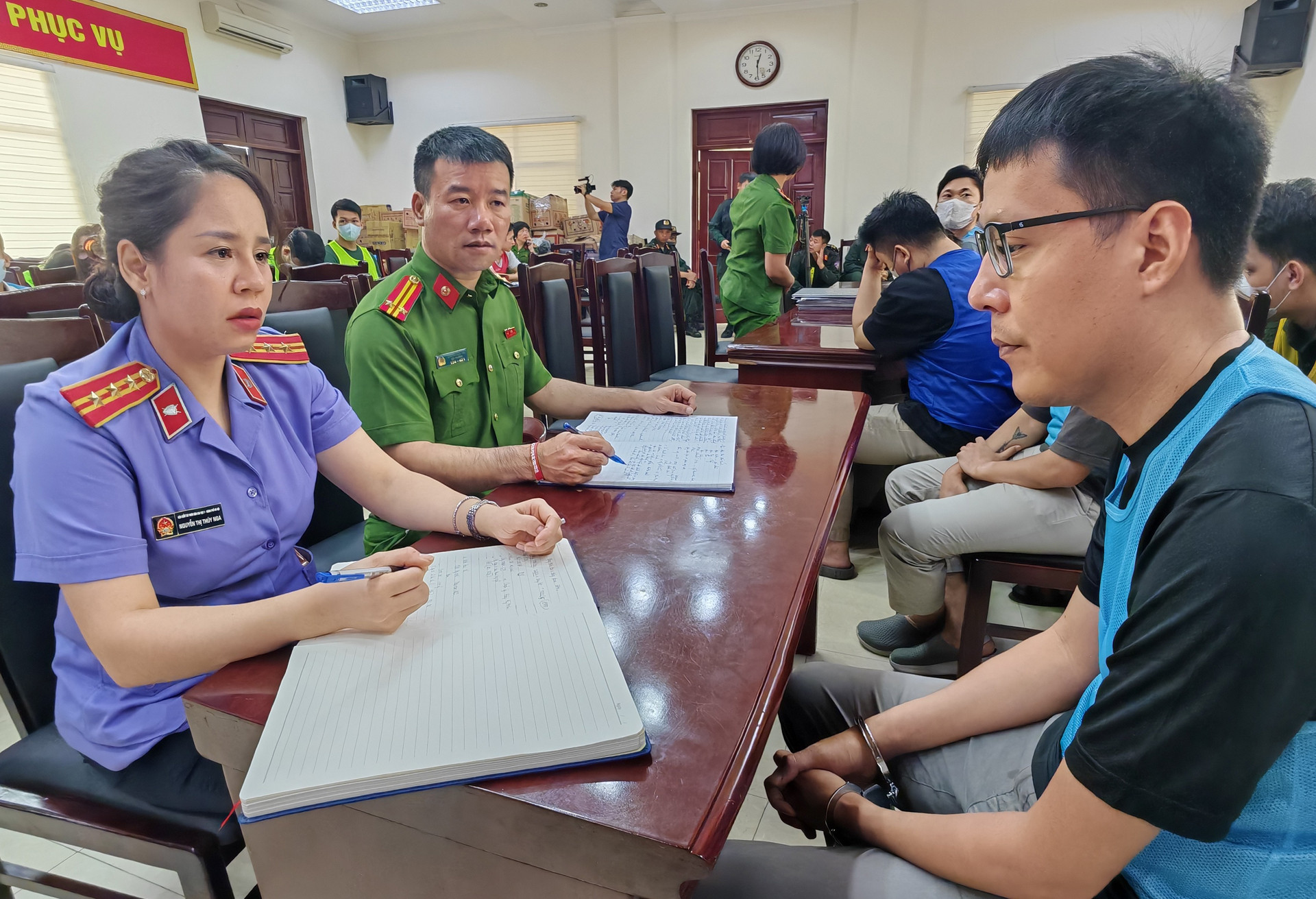Cơ quan chức năng làm việc với các đối tượng. Ảnh: CACC