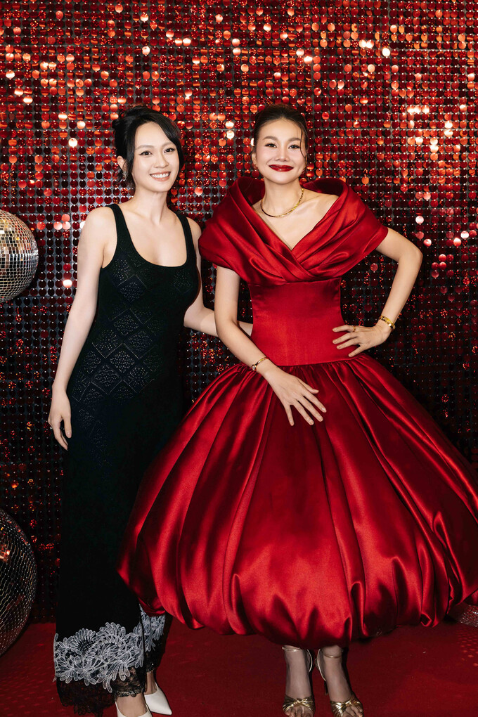 Vũ Thúy Quỳnh chúc mừng Thanh Hằng tại buổi công chiếu phim Mesdames Thanh Sắc, tối 16/6. Ảnh: Đoàn phim cung cấp