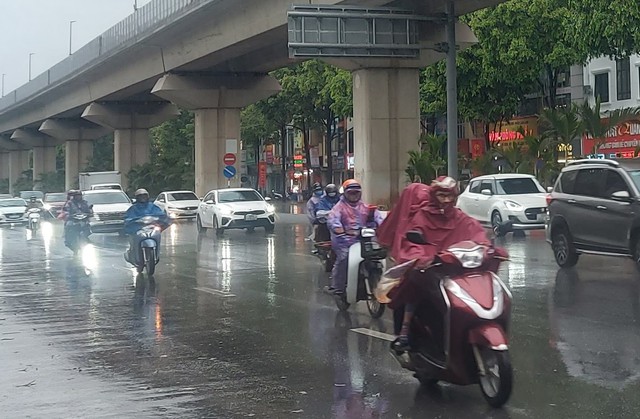 Miền Bắc mưa dông mạnh trước khi đón nắng nóng diện rộng.
