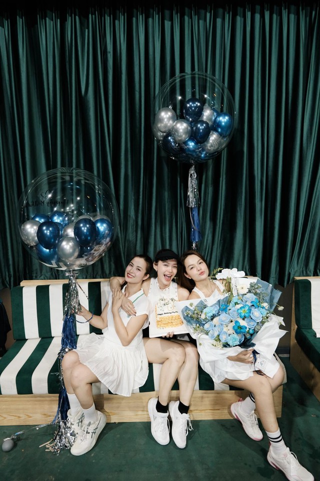 Minh Hằng được bạn bè chúc mừng sinh nhật tuổi 39 trong không khí ngập tràn niềm vui. Ở tuổi U40, ai cũng xin vía có da đẹp và sắc vóc tươi trẻ như bé Heo một thời.