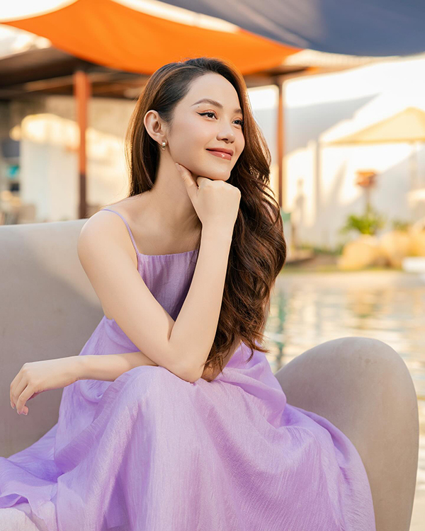 Nói về kinh nghiệm chăm sóc da, Minh Hằng cho hay: Hằng thường dùng kem tẩy trang chứa thành phần dầu để làm sạch son phấn. Sau đó, Hằng xịt một lớp khoáng, để khoảng 30 phút, rồi dùng sữa rửa mặt làm sạch, tiếp theo, thấm toner vào miếng bông gòn, dùng máy hỗ trợ lấy hết bụi bẩn.