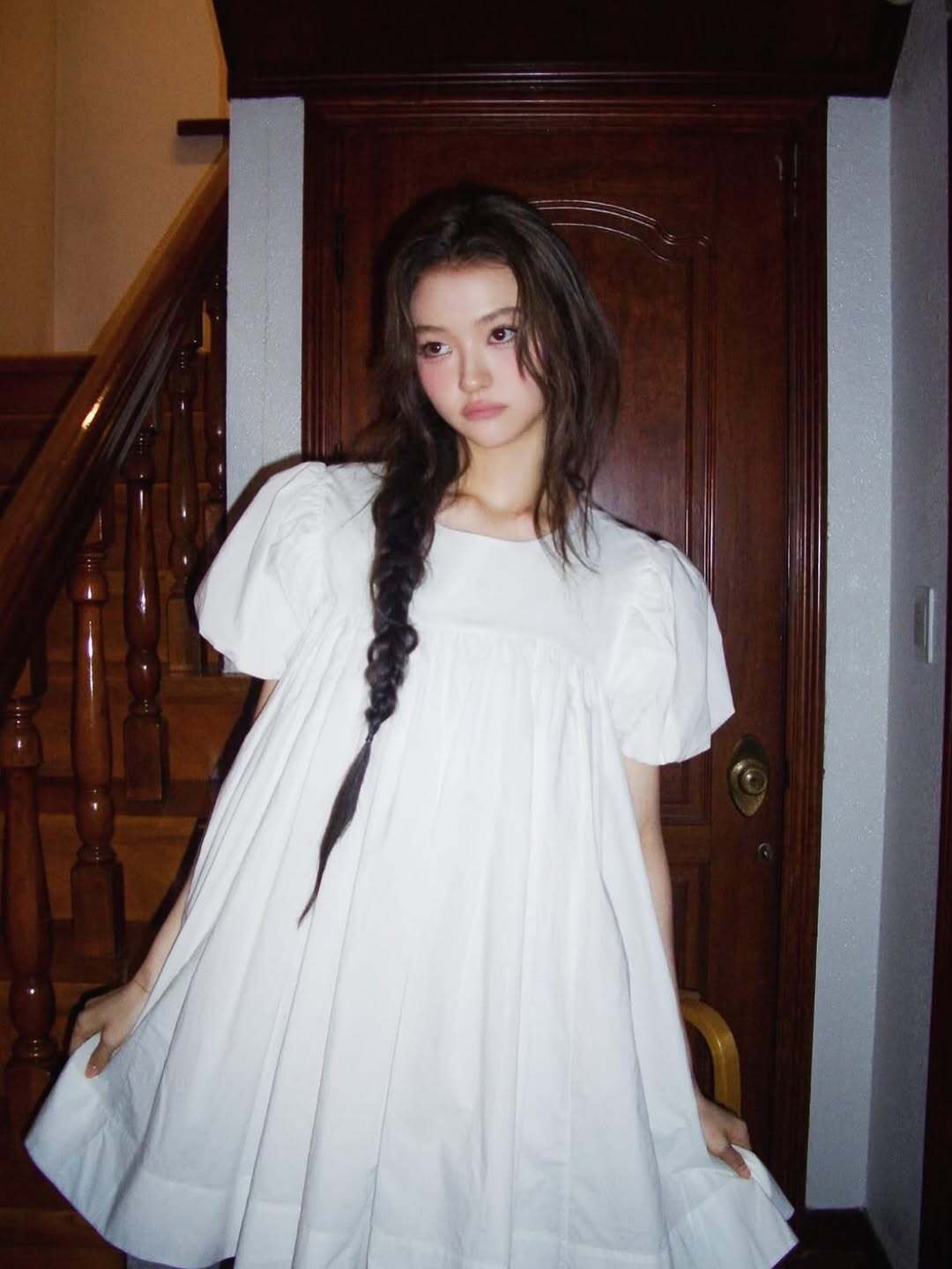 Ella Gross, 18 tuổi, có bố mang dòng máu Mỹ - Đức, mẹ là người Hàn, định cư ở Los Angeles. Từ nhỏ, cô xuất hiện trên trang bìa các tạp chí lớn ở Mỹ, đắt show chụp ảnh thời trang, làm mẫu cho nhiều nhà mốt như Gap, Fendi, Hamp;M, Levis. Trang Nextshark, Naver gọi Ella là Mẫu nhí xinh đẹp nhất thế giới hay Hoa hậu tương lai. Cô từng catwalk tại các sàn thời trang ở Mỹ, Nhật Bản.