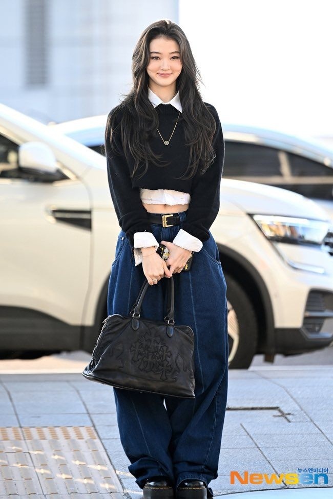 Thời trang đường phố của Ella với crop top phối hai lớp cùng quần jeans baggy cạp trễ, túi Chrome Hearts.
