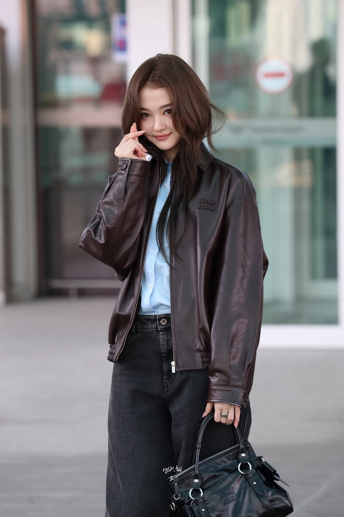 Theo Elle, tủ đồ mùa đông của Ella Gross luôn có trench coat và áo khoác da. Công thức phối cô thường áp dụng là sơ mi, áo len, quần jeans hoặc quần vải ống suông. Người đẹp ít khi sử dụng trang sức, thường trang điểm nhẹ mỗi khi lên phố.