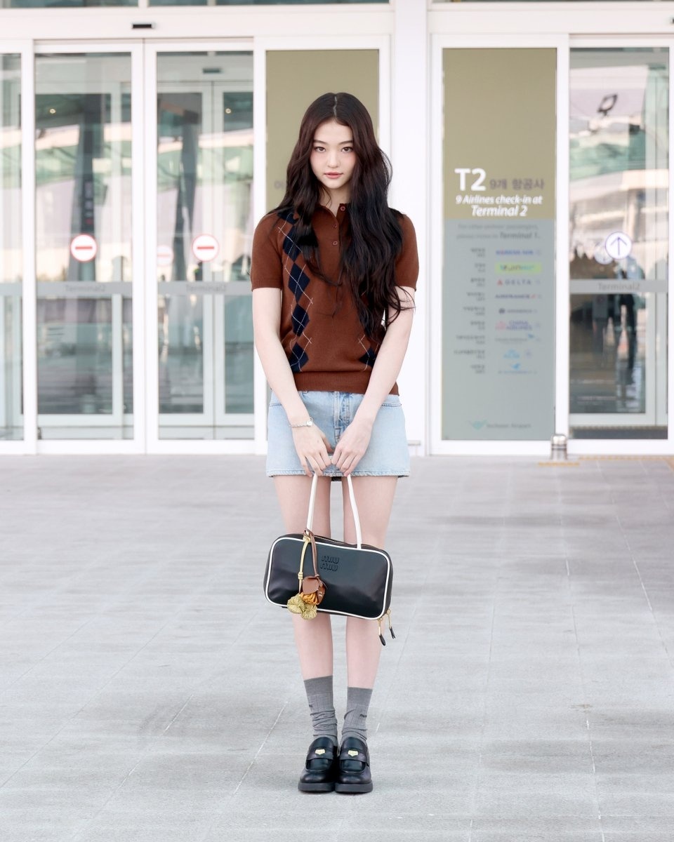 Theo Marie Claire, ngoài quần jeans, cô còn thường diện chân váy ngắn với áo dệt kim ôm dáng, sơ mi, áo len, áo khoác da dáng bomber.