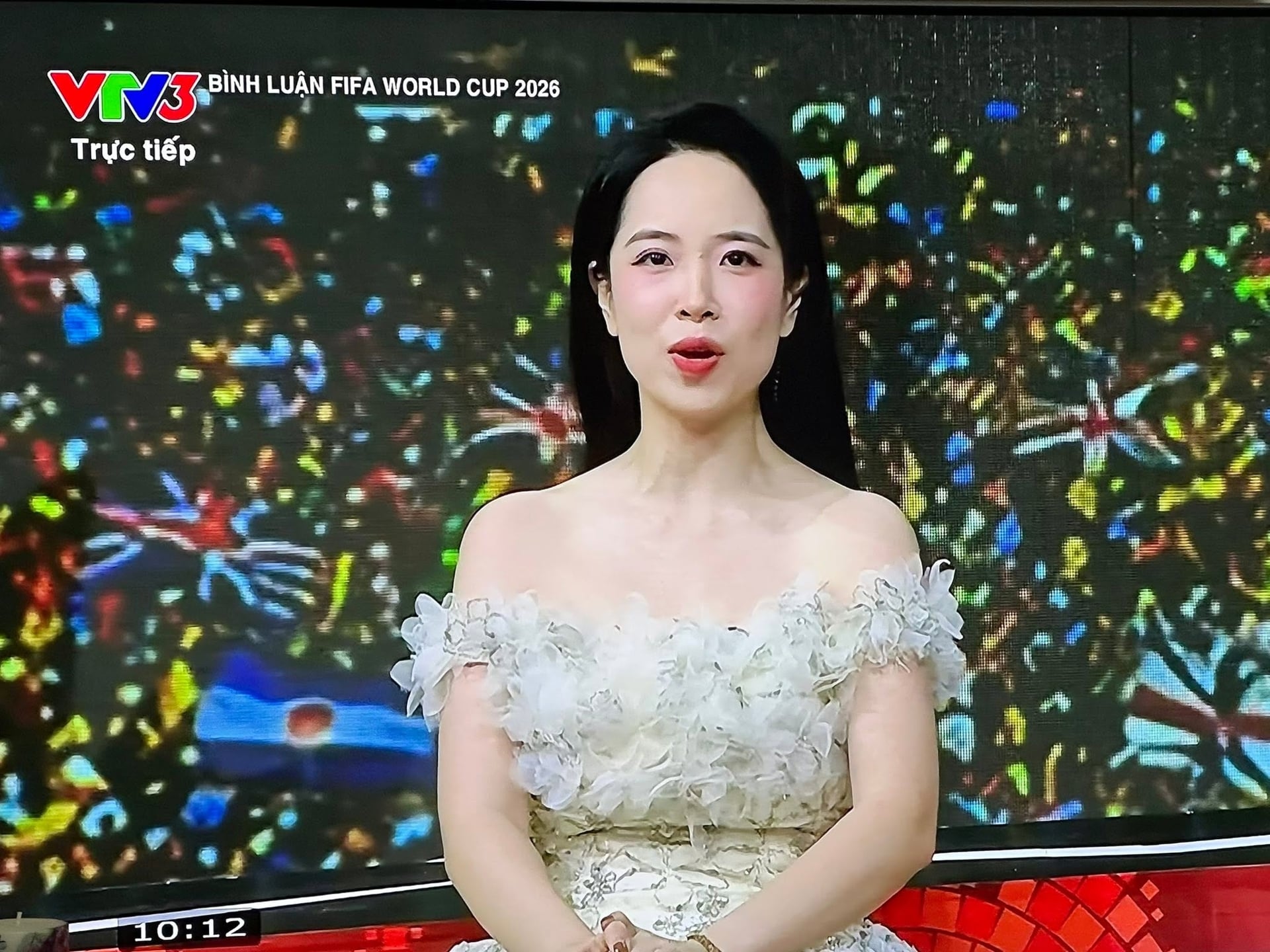 Người dẫn Nhung Anh trên Bình luận FiFa World Cup 2026 của VTV. Ảnh chụp màn hình