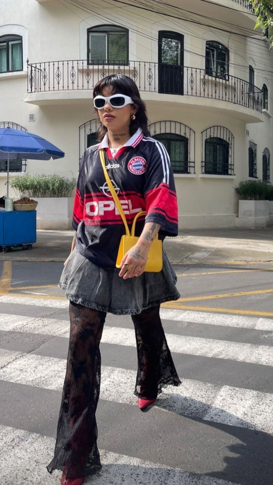 Một số người chọn áo thi đấu cùng mốt váy trùm quần của thập niên 1990, phối trang sức, kính mắt to bản theo kiểu normcore (tạo vẻ xuề xòa). Ảnh: Instagram dizzy