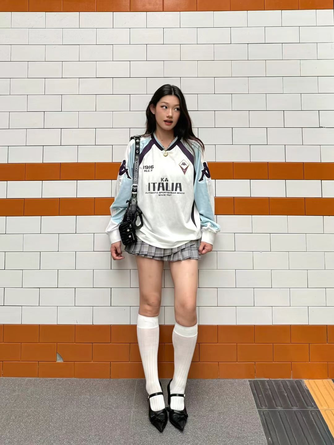 Ngoài quần jeans, quần bermuda, shorts và chân váy ngắn là những thiết kế được nhiều bạn trẻ mặc kèm với áo đấu. Cách phối này đem tới vẻ ngoài nữ tính và cuốn hút hơn.
