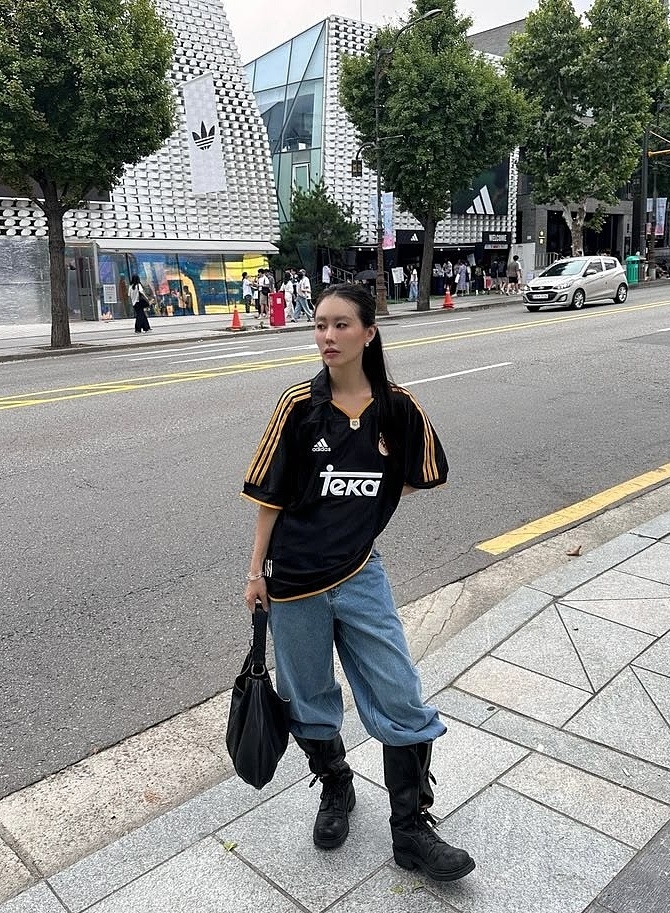 Một trong những cách được nhiều cô gái áp dụng là kết hợp áo rộng cùng quần jeans và bốt cao cổ.