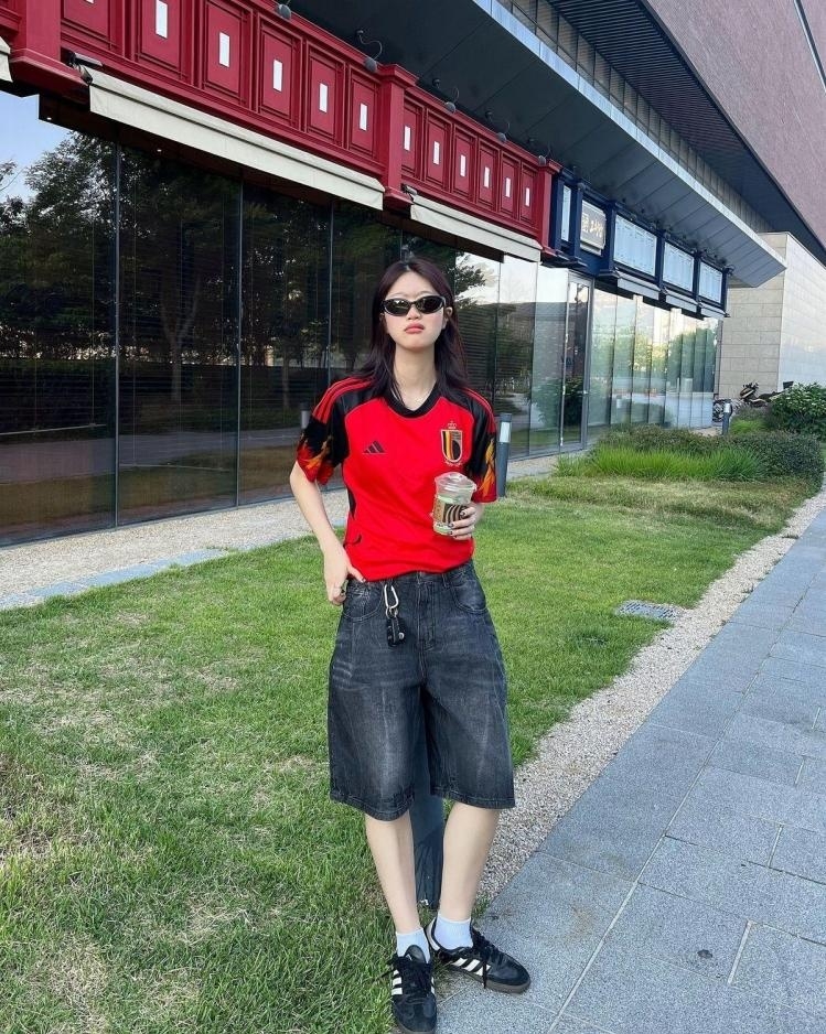 Theo SCMP, người hâm mộ trẻ ở Đông Nam Á như Việt Nam và Thái Lan có xu hướng mua sắm theo nhóm, tạo thành đồng phục xem bóng đá hoặc chụp hình tại các điểm công cộng, quán cà phê.