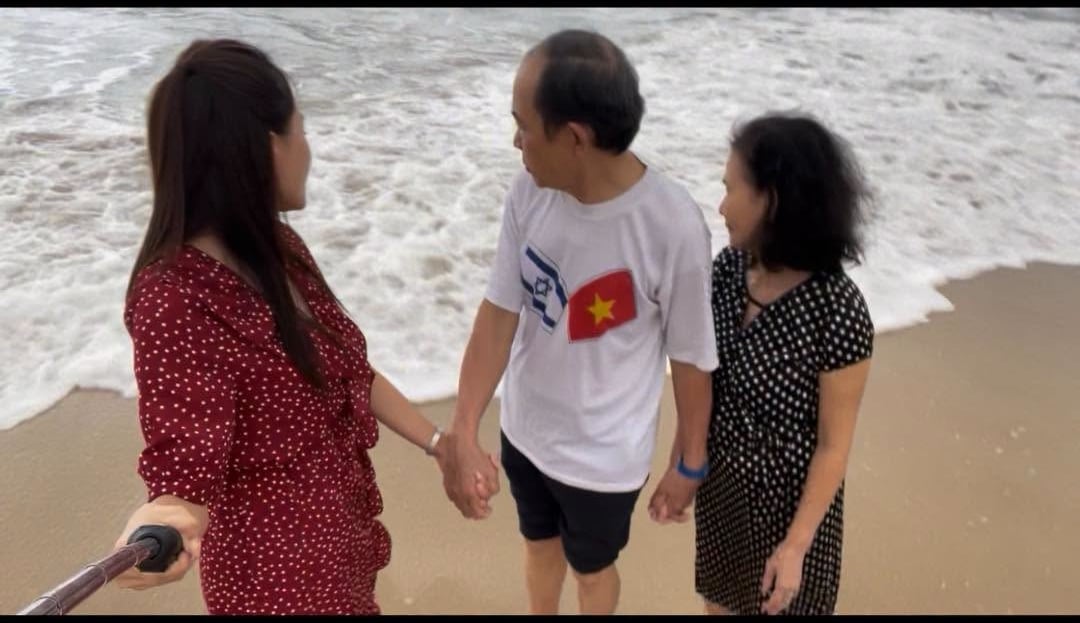 MC Xuân Anh và bố mẹ trong một kỳ nghỉ. Ảnh: FBNV