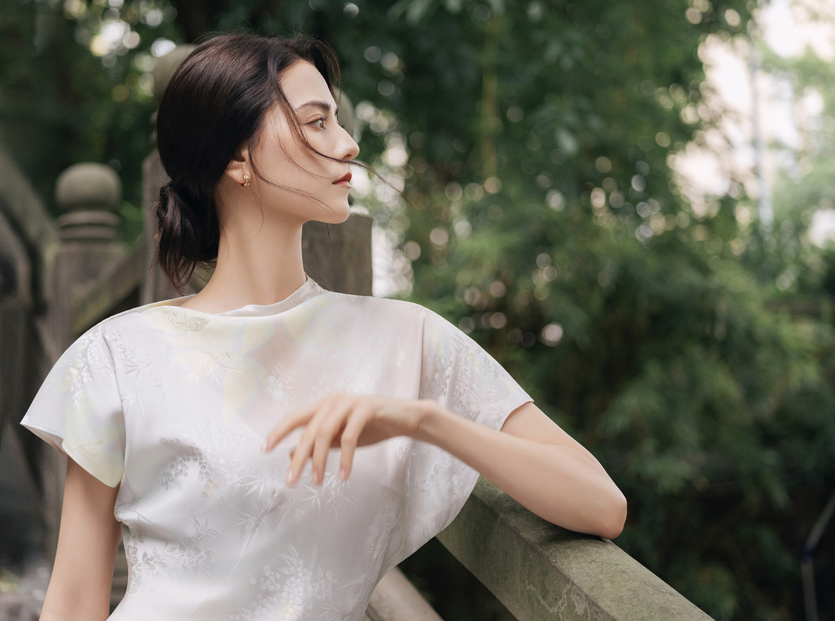 Na Nhiên mang hai dòng máu Nga, Mông Cổ. Cô làm người mẫu từ năm 18 tuổi, hiện thuộc một công ty quản lý ở Hong Kong.