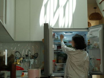 Yêu con - Đến thăm con gái, người phụ nữ rơi nước mắt khi mở tủ lạnh nhà thông gia giàu