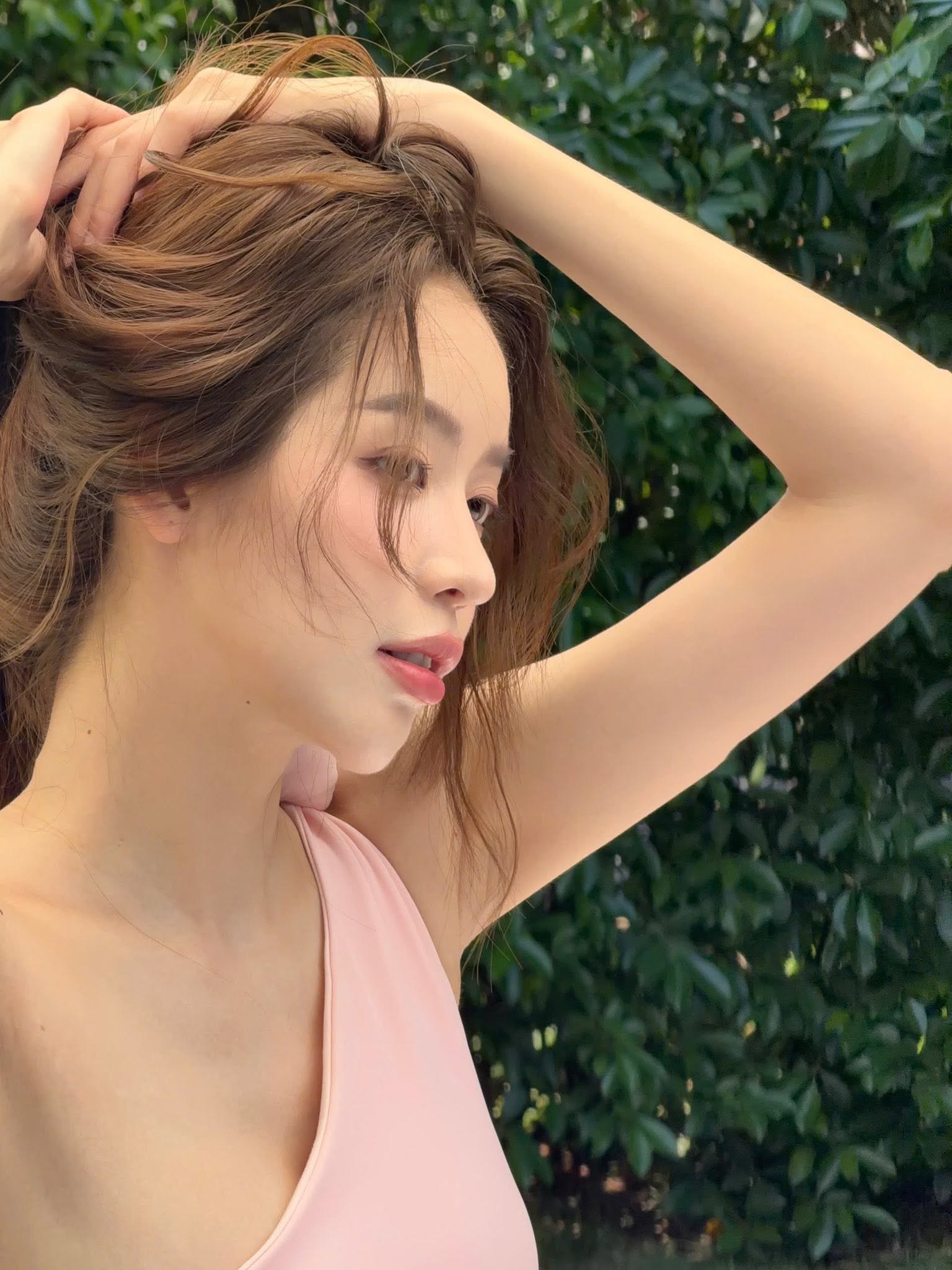 Trong loạt ảnh vừa được chia sẻ, Thanh Thủy xuất hiện tại một không gian ngập tràn ánh nắng với khung cảnh thơ mộng và lãng mạn. Người đẹp lựa chọn thiết kế váy màu hồng nhẹ nhàng, tôn lên vẻ nữ tính và thanh thoát.