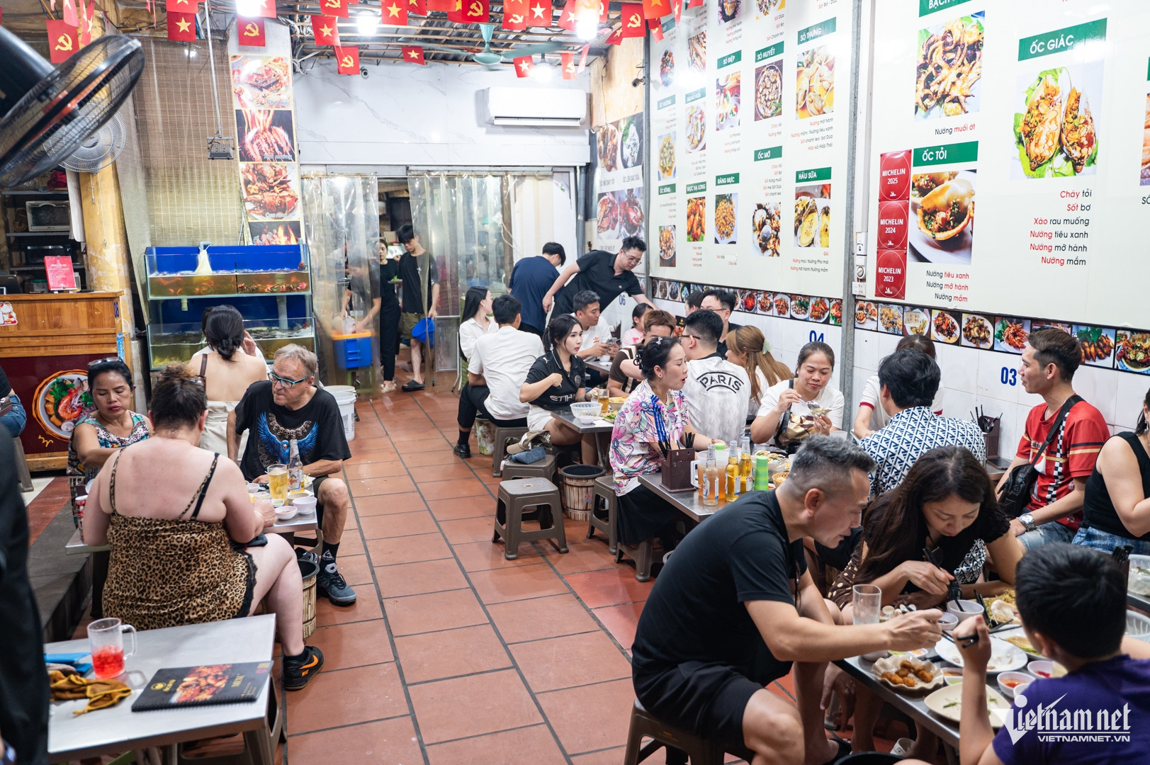 Quán ốc đông đúc thực khách, nhất là vào buổi tối