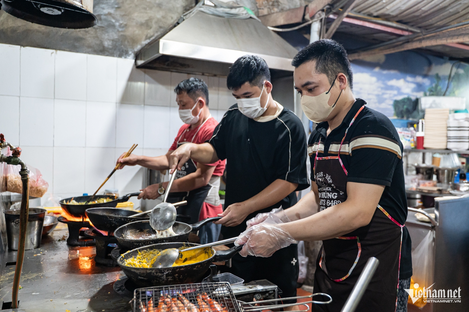 Vào giờ cao điểm, 3-4 người phụ trách nấu chính để kịp ra món cho thực khách