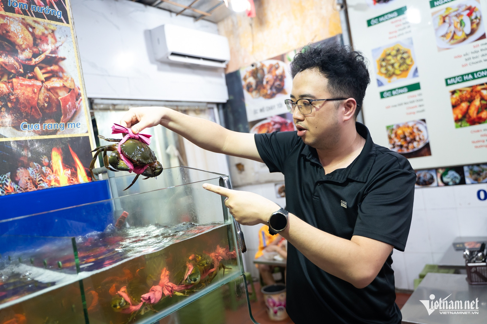 Chủ quán giới thiệu về cua Cà Mau