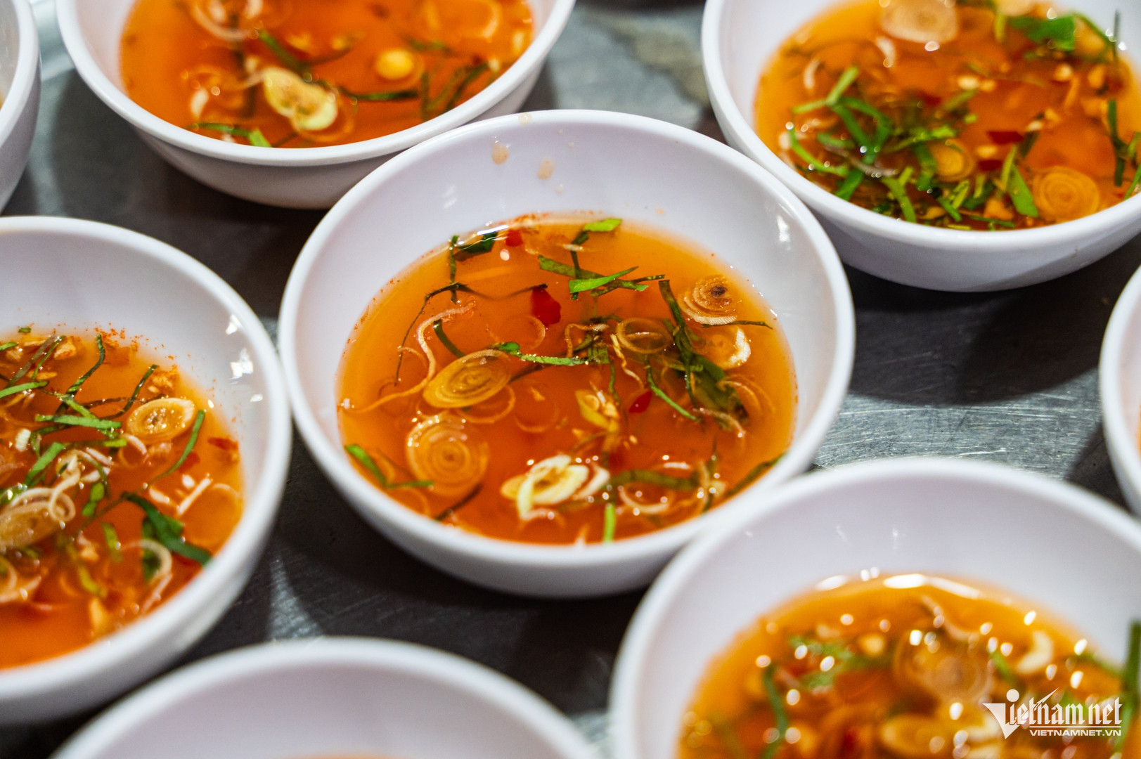 Quán có nhiều loại nước xốt để lựa chọn như bột canh với quất và ớt, xốt thái xanh, nước chấm chua ngọt từ mắm, dấm, tỏi, ớt
