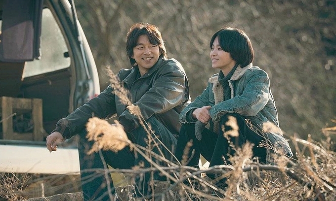 Tạo hình của Song Hye Kyo (phải) và tài tử Gong Yoo trong phim Slowly and Intensely. Ảnh: Netflix