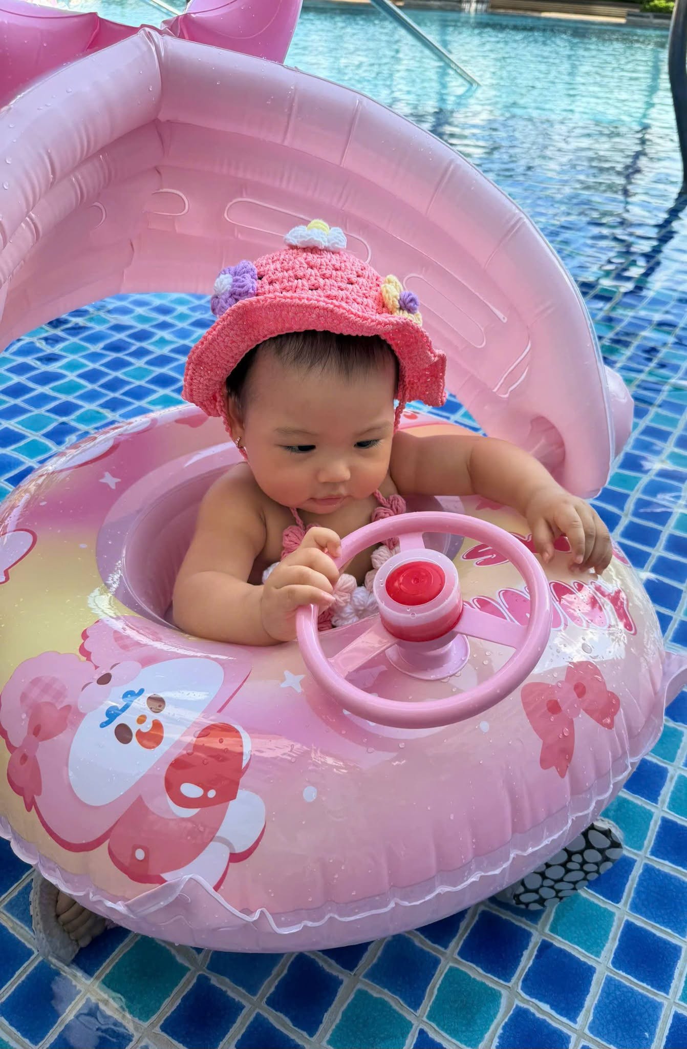 Mới đây, HHen Niê đăng tải bộ ảnh mới của con gái trong chuyến vui chơi mùa hè bên hồ bơi. Trong loạt khoảnh khắc được chia sẻ, Harley diện bộ bikini len màu hồng nổi bật kết hợp cùng chiếc mũ hoa thủ công xinh xắn, tạo nên hình ảnh ngọt ngào như một tiểu công chúa mùa hè.
