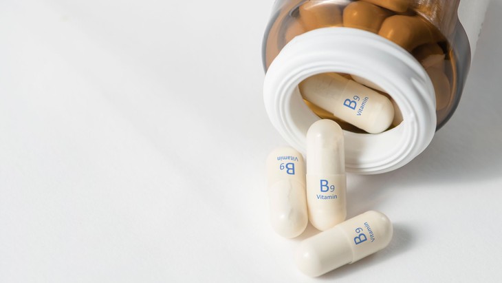 Axit folic đóng vai trò thiết yếu trong sự phát triển của ống thần kinh thai nhi. Bổ sung đủ axit folic trước và trong thai kỳ có thể giúp ngăn ngừa các dị tật nghiêm trọng như nứt đốt sống, vô sọ, hở hàm ếch và dị tật tim...
