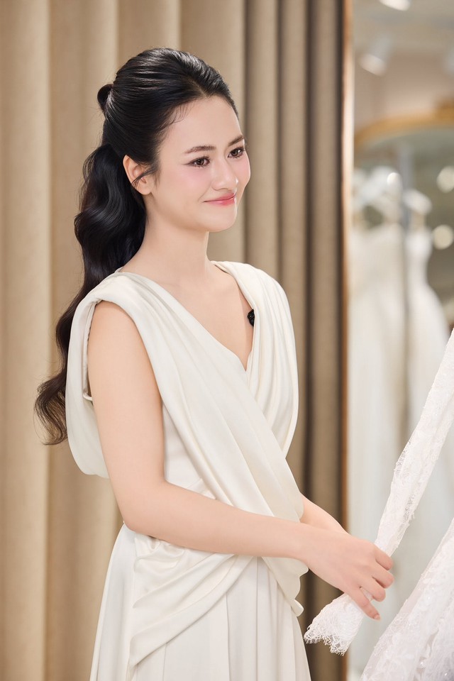 Ở tuổi 29, nữ diễn viên được nhận xét ngày càng xinh đẹp, trẻ trung với gương mặt thanh tú, làn da mịn màng cùng phong cách thời trang nữ tính, hiện đại.