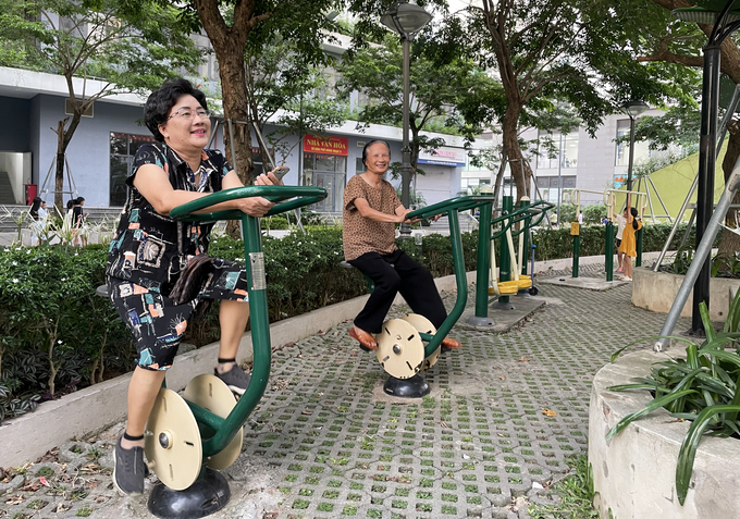 Người cao tuổi tập thể dục ở phường Đông Ngạc, Hà Nội, tháng 6/2026. Ảnh: Phan Dương