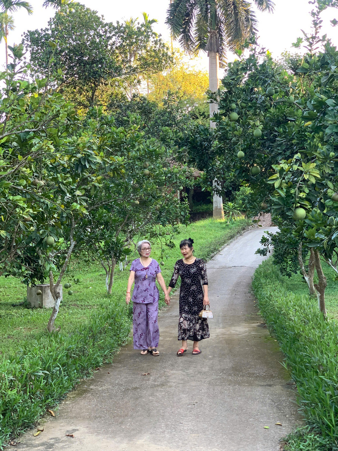 Bà Hồng, 86 tuổi, (trái) đi dạo cùng bạn trong viện dưỡng lão ở Chương Mỹ, Hà Nội tháng 6/2026. Ảnh: Diên Hồng