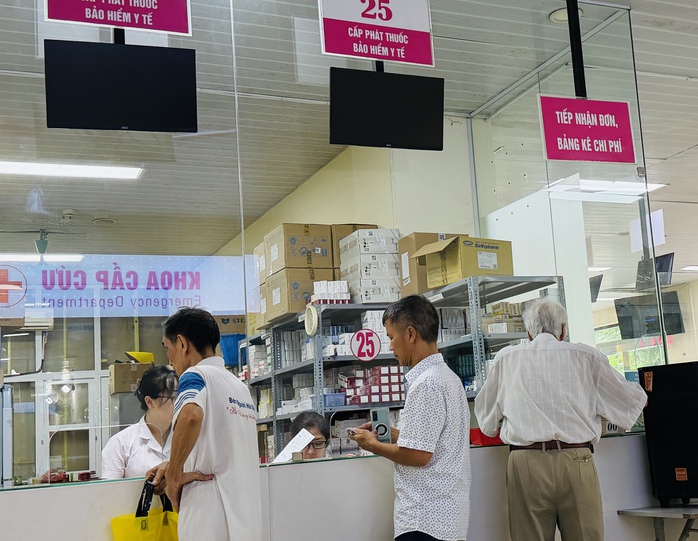 Người bệnh làm thủ tục nhận thuốc bảo hiểm y tế tại Bệnh viện E (Hà Nội)