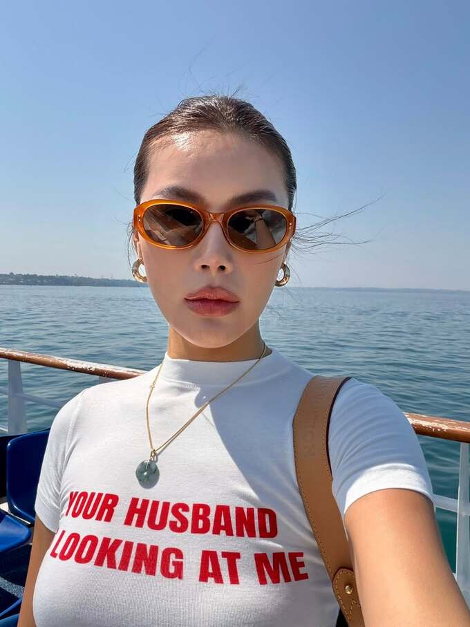 Minh Tú trong chuyến đi biển cùng chồng.