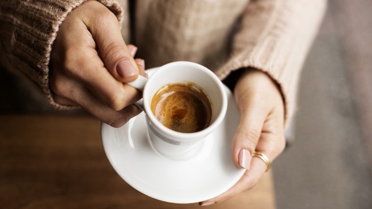 Caffeine có trong cà phê, trà đặc hoặc nước tăng lực cũng cần được hạn chế.
