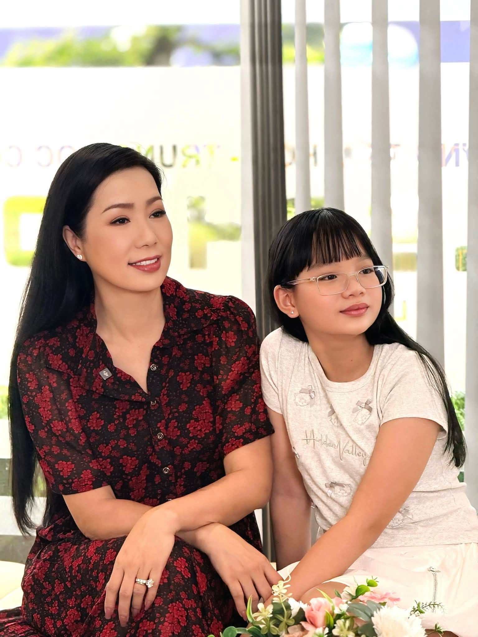 Mới đây, NSND Trịnh Kim Chi khiến nhiều khán giả thích thú khi chia sẻ loạt hình ảnh ghi lại hành trình trưởng thành của con gái út Võ Trịnh Ánh Vy nhân dịp cô bé bước sang tuổi 11.