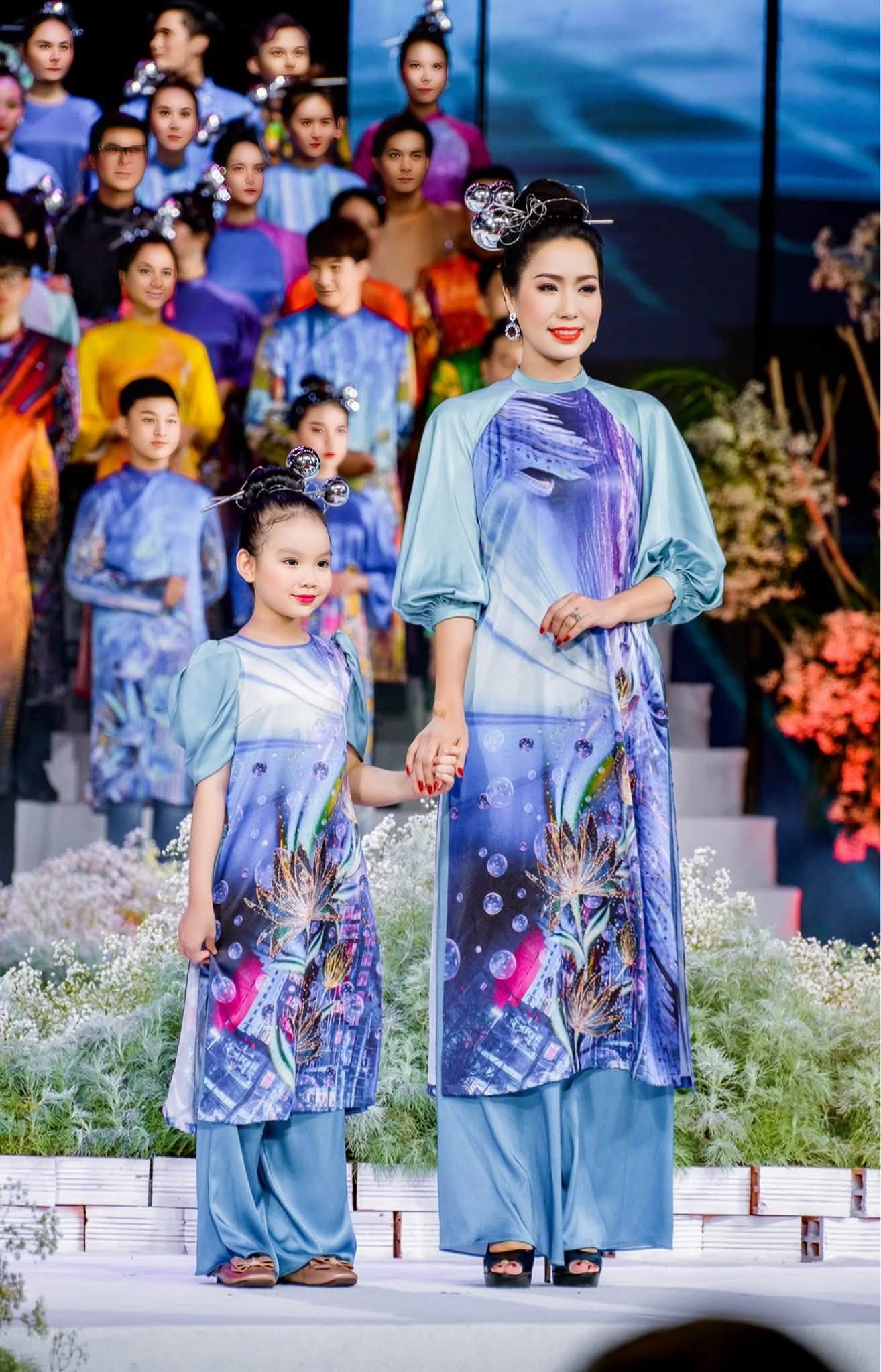 Ánh Vy là con gái thứ hai của NSND Trịnh Kim Chi và doanh nhân Võ Trấn Phương. Cô bé chào đời vào năm 2015 - sau hơn 10 năm kể từ khi nữ nghệ sĩ sinh con gái đầu lòng là Võ Trịnh Khánh Ngân. Thời điểm đó, Trịnh Kim Chi từng chia sẻ niềm hạnh phúc khi được làm mẹ lần hai ở tuổi ngoài 40 sau nhiều năm mong đợi.