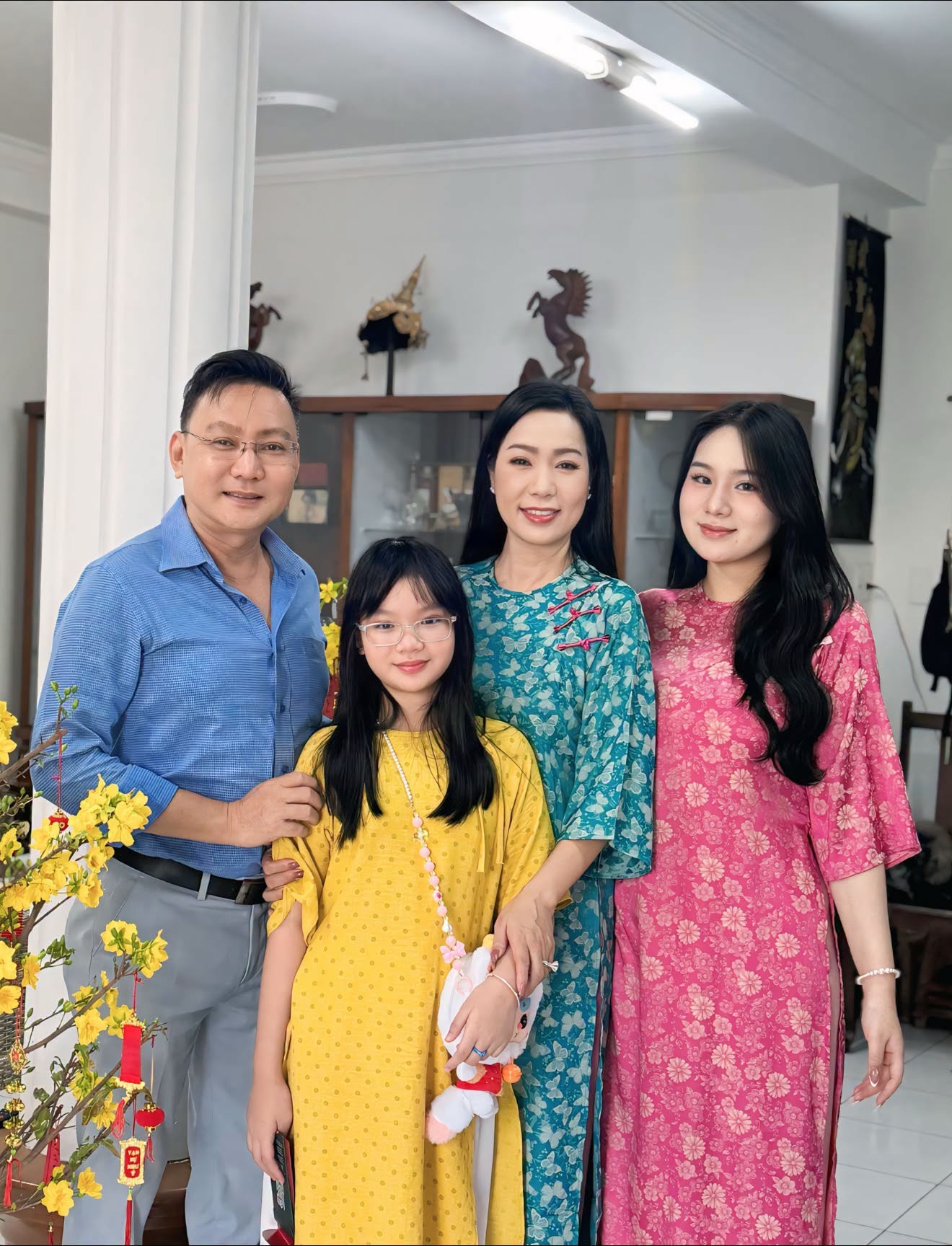 Trong gia đình, Ánh Vy được gọi bằng nhiều biệt danh thân mật và luôn nhận được tình yêu thương đặc biệt từ bố mẹ cũng như chị gái Khánh Ngân.