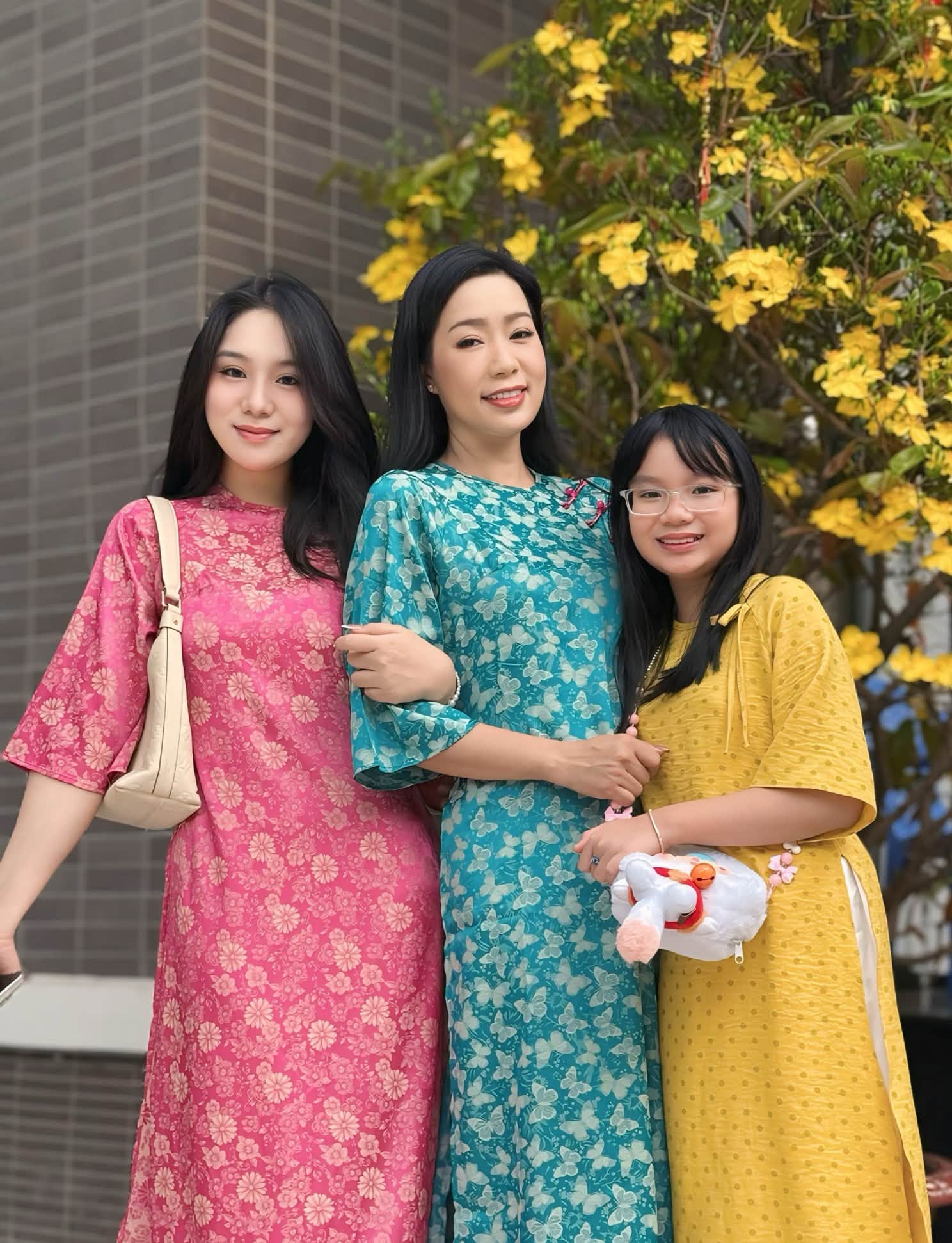 NSND Trịnh Kim Chi và 2 con gái: Khánh Ngân - Ánh Vy. Trong những hình ảnh mới được nữ nghệ sĩ đăng tải, có thể thấy, khác với dáng vẻ trưởng thành thiếu nữ của chị gái, Ánh Vy gây chú ý với gương mặt sáng, đôi mắt to. Nhiều ý kiến nhận xét cô bé thừa hưởng được nét đẹp từ người mẹ nổi tiếng.
