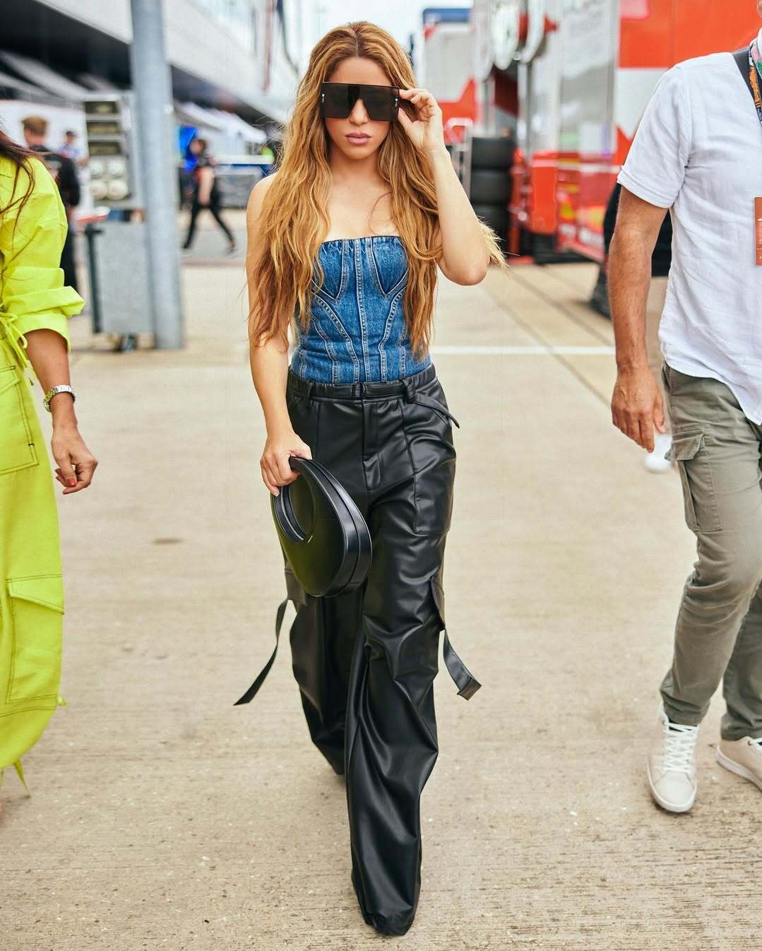 Trong một lần tới xem giải đua F1, cô mặc áo corset denim của Stella McCartney được làm từ vải tái chế, phối quần cargo da, túi xách hình bán nguyệt của Coperni, kính mát của Rick Owens và đôi bốt gót nhọn của Amina Muaddi.