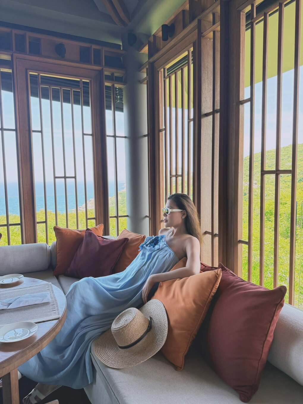 Thúy Diễm cho hay vợ chồng cô mong chờ có con thứ hai từ lâu. Mỗi năm mới, cô đều ước gia đình có thêm thành viên mới nhưng giờ mới thành hiện thực. Mang thai lần hai ở tuổi 40, cô tự thấy sức khỏe và thể lực giảm sút nên ông xã càng chăm chút kỹ hơn.