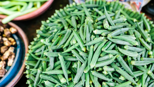 Đậu bắp ngon nên chọn màu xanh tươi và bên ngoài còn lớp lông tơ mỏng. Ảnh HM