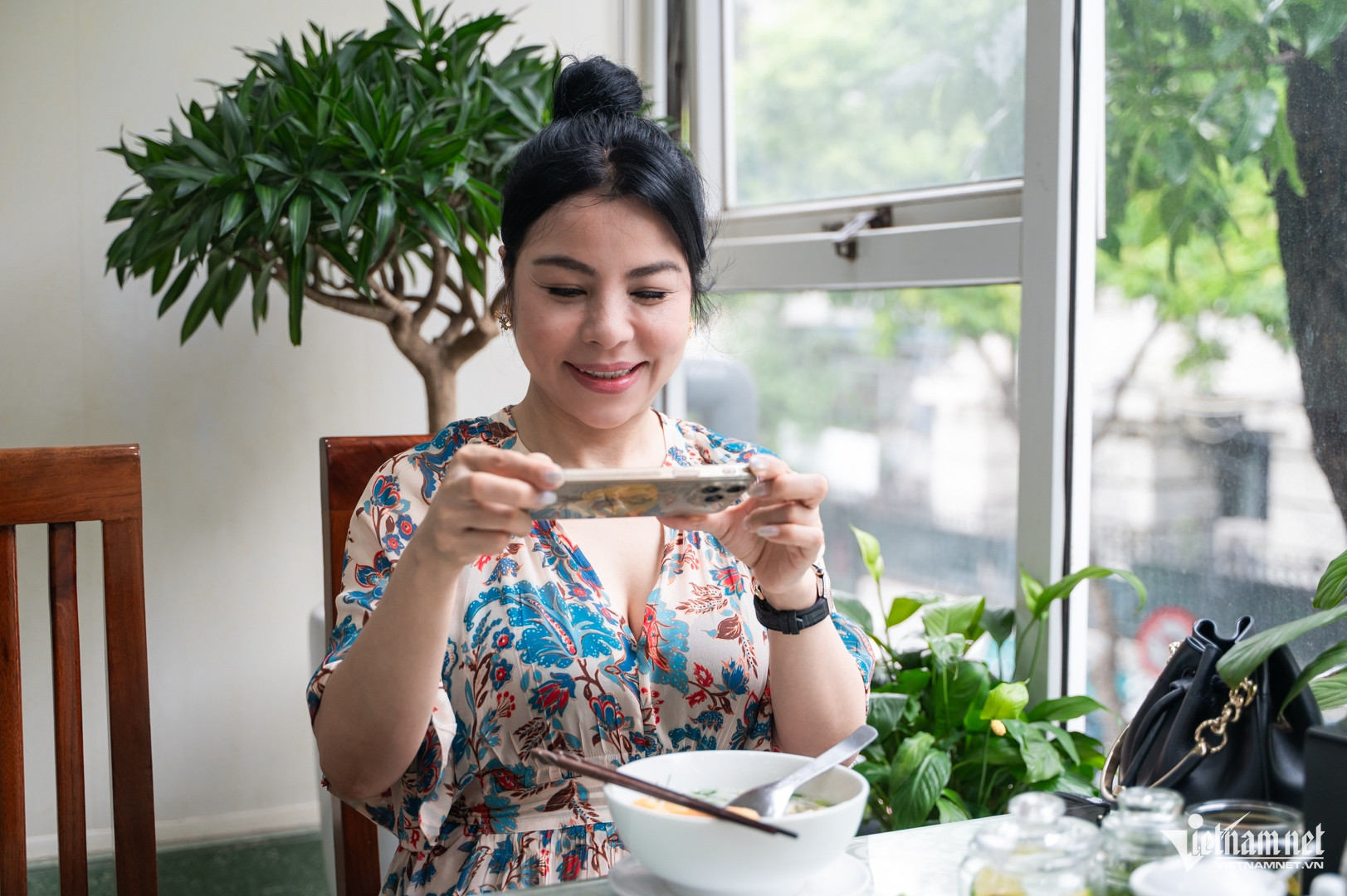 Giá cả các món ăn được niêm yết công khai để thực khách lựa chọn. Quán được chấm 4,7/5 sao từ gần 4.900 đánh giá trên Google. Ảnh: Huy Nguyễn