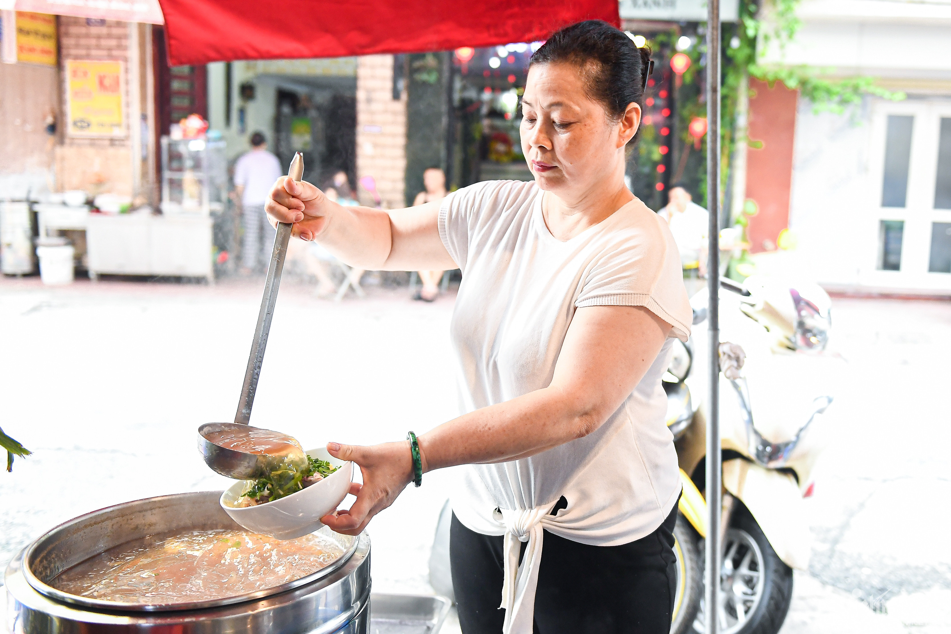 Quán sử dụng loại bánh phở thái tay thay vì thái máy để bánh mềm hơn. Tuy nhiên, loại bánh này có nhược điểm là dễ nát, không chất bảo quản nên chỉ có thể để trong nhiệt độ thường khoảng 4 giờ. Ảnh: Linh Trang