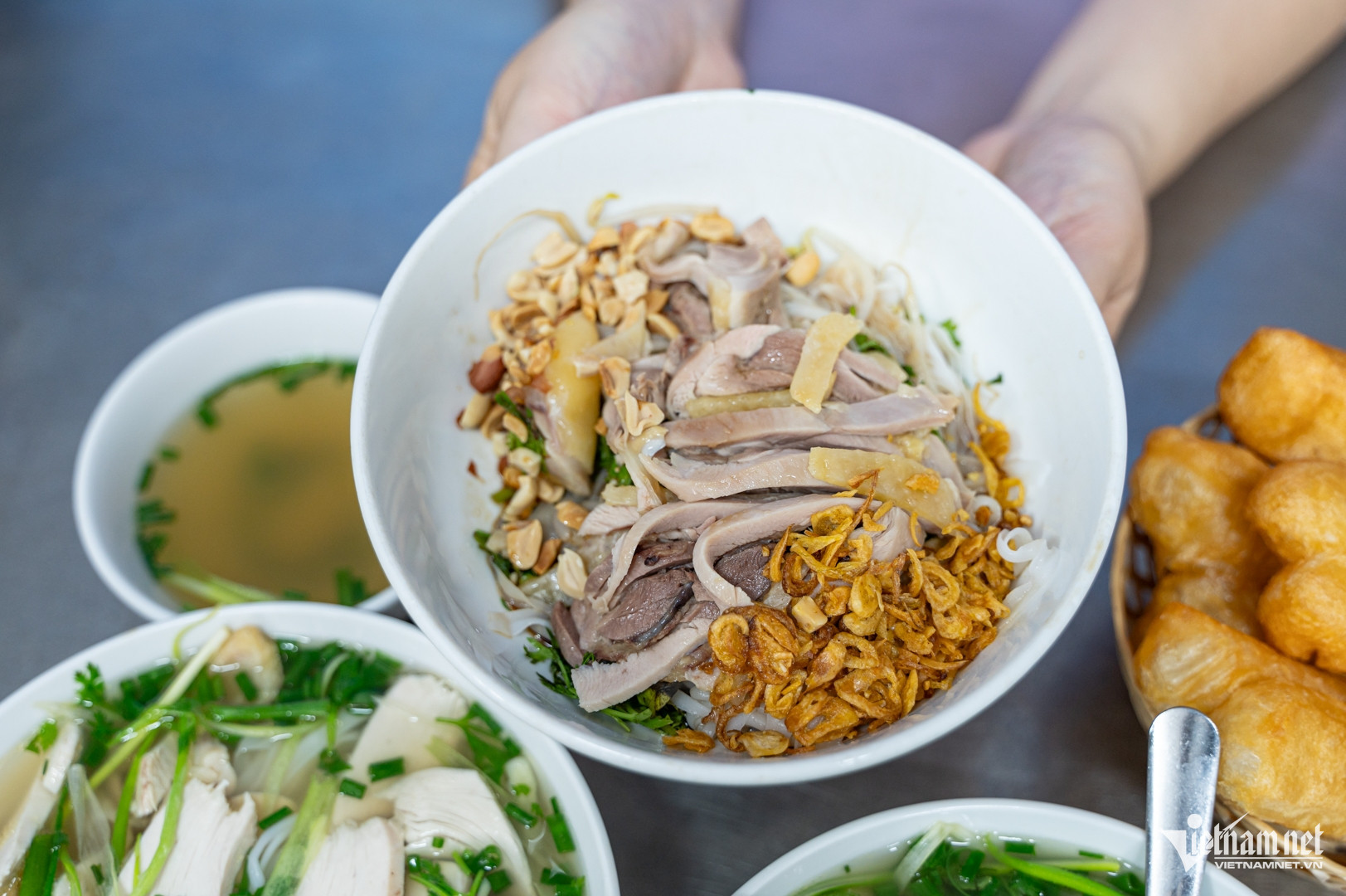 Phở tại quán có giá từ 55.000 đồng (phở gà lườn) tới 120.000 đồng (phở đùi lưng, nhiều thịt). Ảnh: Huy Nguyễn