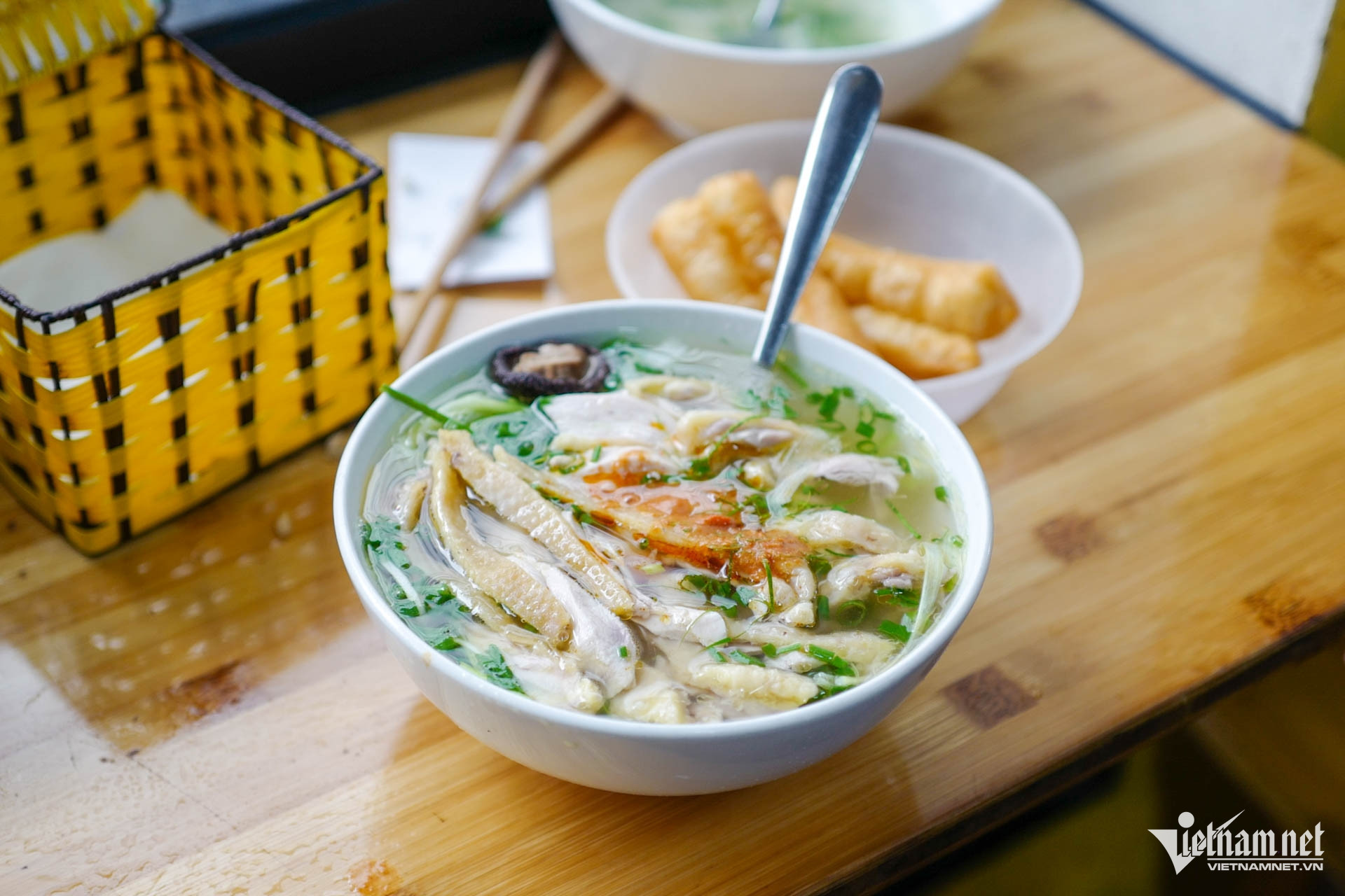 Quán có không gian đẹp, thoáng mát. Nước dùng được nhiều khách đánh giá hơi đậm đà. Ảnh: Linh Trang