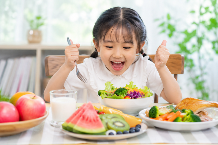 Trái cây là nguồn cung cấp vitamin dồi dào cho trẻ.