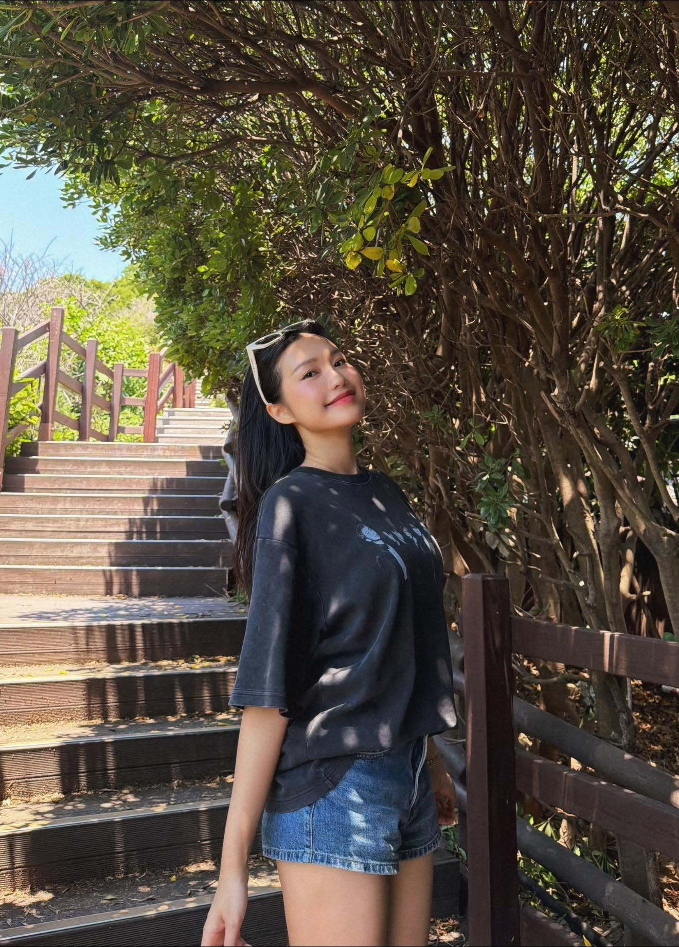 Áo thun oversized kết hợp quần short denim xanh là công thức chân ái của những chuyến du lịch mùa hè.